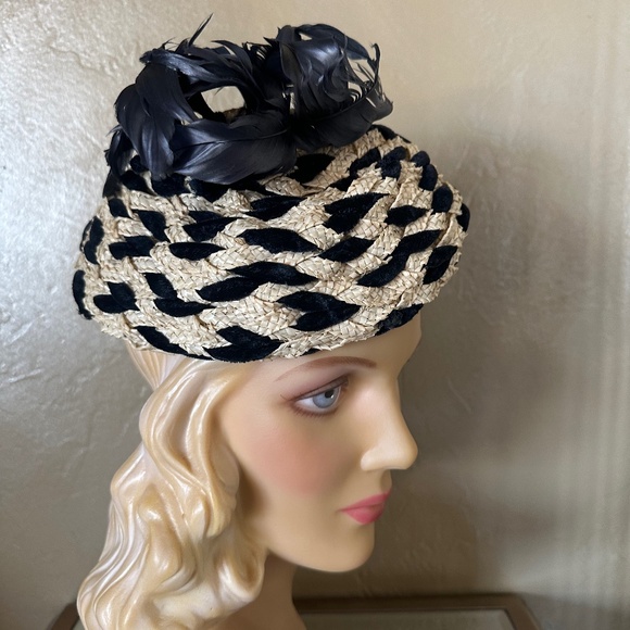 ENCHANTING 1950s\' CREAM STRAW + BLACK FABRIC WOVEN BERET +  IRIDESCENT FEATHERS main image 11